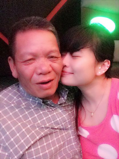 Bức ảnh Thượng tá Đoàn cùng cô con gái Lan Anh nhận hàng ngàn lượt like, chia sẻ của cư dân mạng.