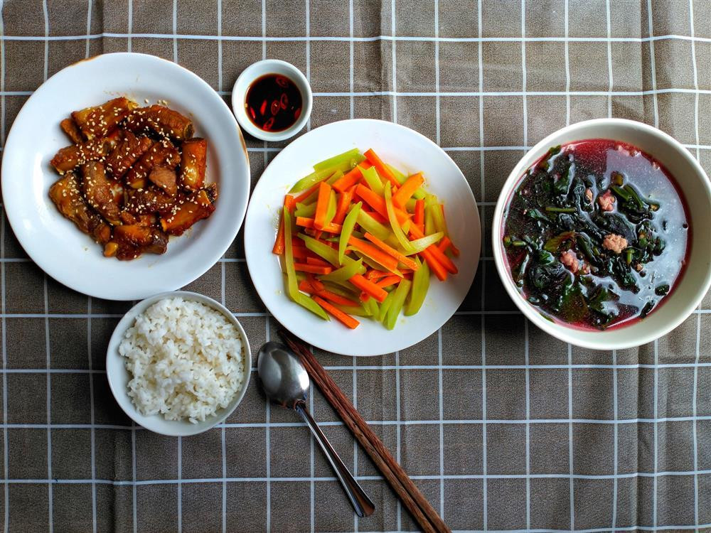 Anh chàng đã khiến hội chị em được một phen trầm trồ vì những mâm cơm một mình còn ngon hơn rất nhiều chị em nấu.