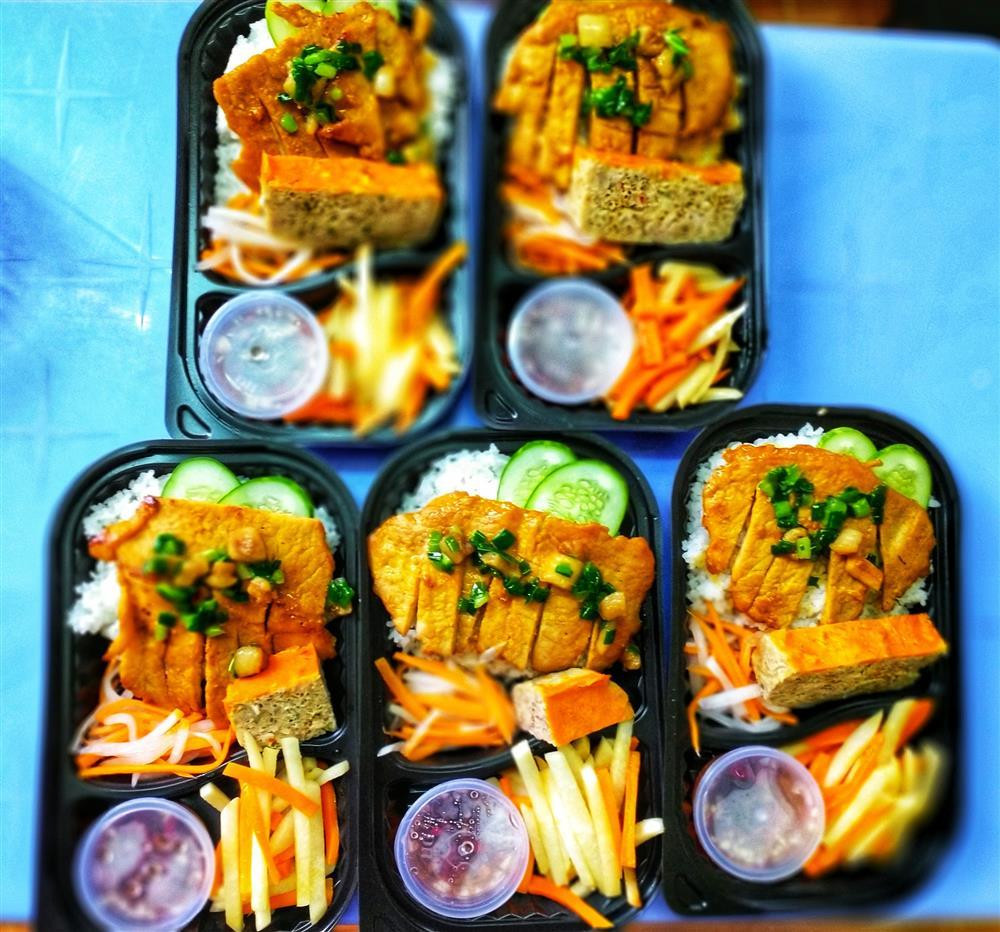 hững suất cơm trưa nấu cho đồng nghiệp cùng thưởng thức 