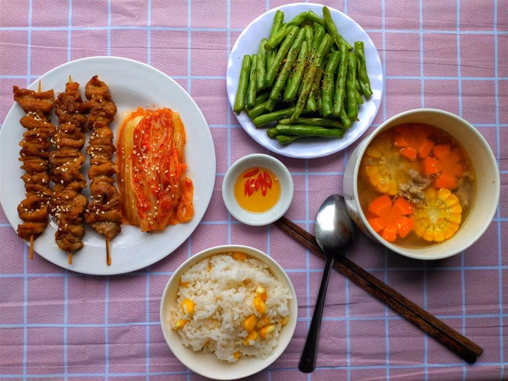 Chia sẻ với 2Sao.vn, anh cho biết, do đặc thù công việc làm việc vào buổi chiều, tối nên buổi sáng Minh có thời gian rảnh rỗi để chuẩn bị cho bữa trưa.