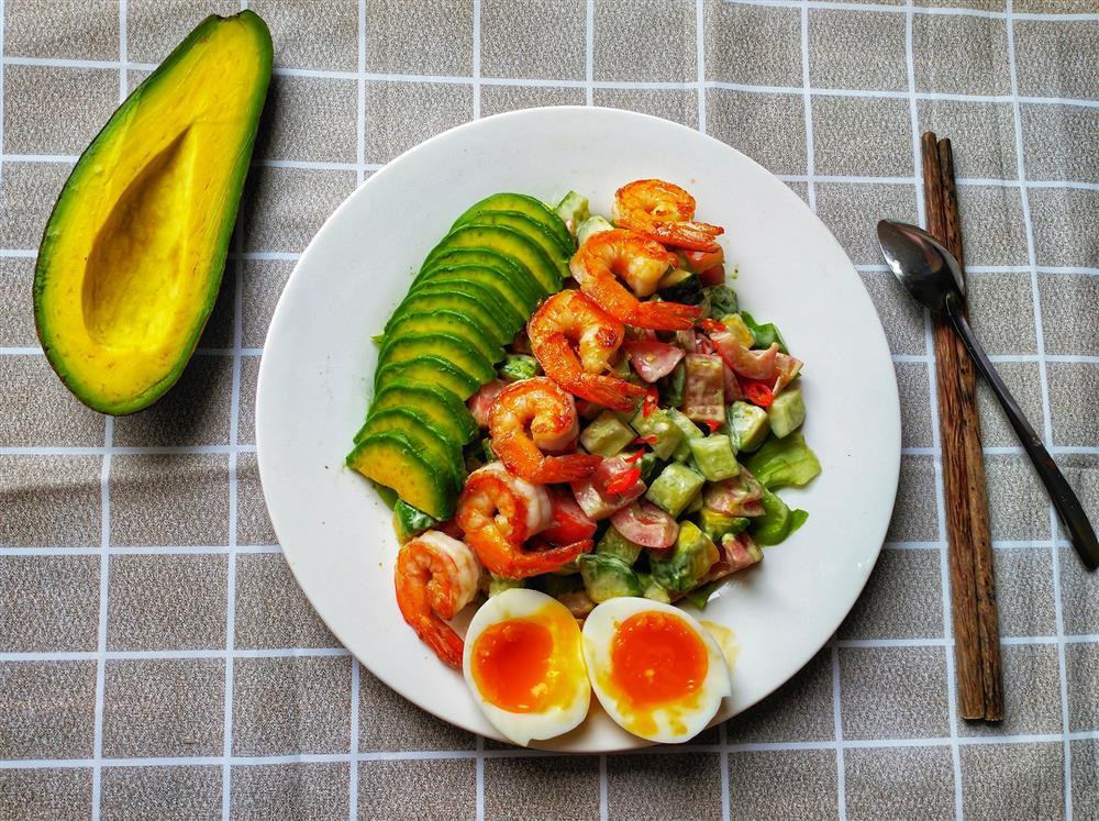 Không chỉ nấu ăn một mình, khi có thời gian, chàng giáo viên trẻ còn nấu thêm nhiều món ăn mang đến nơi làm việc cho đồng nghiệp cùng thưởng thức như cơm tấm sườn chả trứng, mỳ spaghety, gà rán....