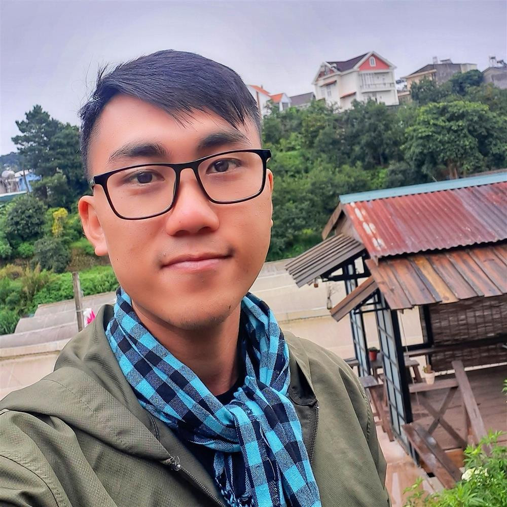 br/> Chúng ta đã quá quen với việc ngắm những mâm cơm ngon lành của các cô nàng độc thân. Thế còn team trai trẻ chưa vợ sống một mình thì sao? Chắc chắn nhiều người sẽ nghĩ họ lười vào bếp, đi ăn ngoài hoặc ăn linh tinh gì đó cho qua bữa thôi nhỉ? Nếu bạn có suy nghĩ như vậy thì hơi nhầm rồi bởi nếu xét về độ chăm vào bếp thì nhiều chàng trai không hề thua kém gì con gái đâu, điển hình như anh chàng có tên Lê Văn Minh (27 tuổi, hiện tại đang là một giáo viên tại Đà Lạt).