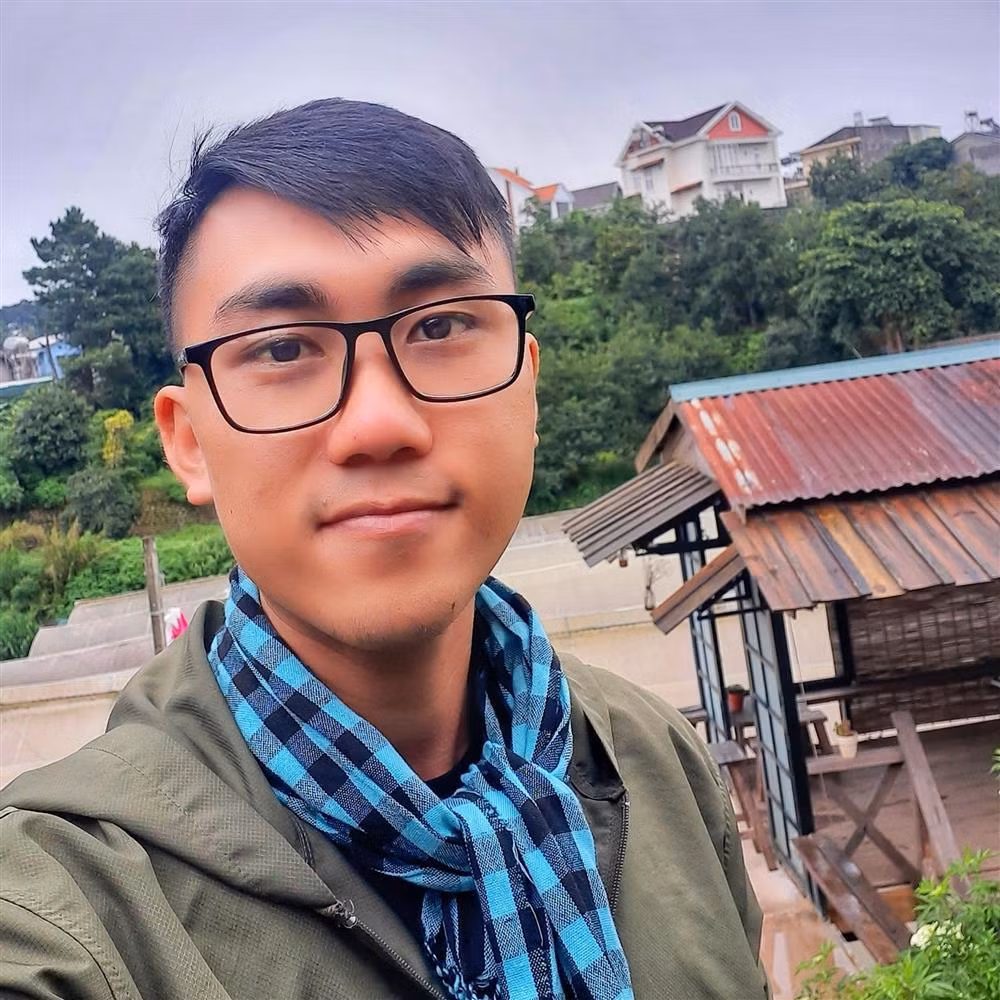 br/> Chúng ta đã quá quen với việc ngắm những mâm cơm ngon lành của các cô nàng độc thân. Thế còn team trai trẻ chưa vợ sống một mình thì sao? Chắc chắn nhiều người sẽ nghĩ họ lười vào bếp, đi ăn ngoài hoặc ăn linh tinh gì đó cho qua bữa thôi nhỉ? Nếu bạn có suy nghĩ như vậy thì hơi nhầm rồi bởi nếu xét về độ chăm vào bếp thì nhiều chàng trai không hề thua kém gì con gái đâu, điển hình như anh chàng có tên Lê Văn Minh (27 tuổi, hiện tại đang là một giáo viên tại Đà Lạt).