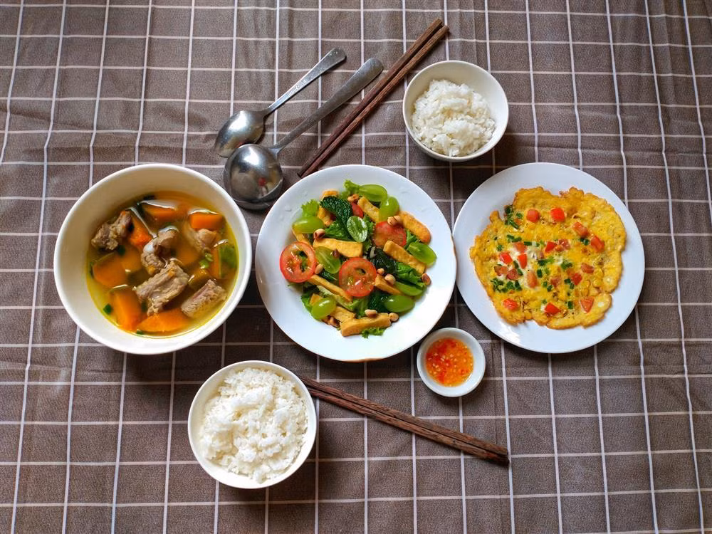 Mỗi cuối tuần, Minh sẽ đi siêu thị để mua các nguyên liệu khô, nguyên liệu đóng gói sẵn. Còn nguyên liệu tươi sống, anh chàng mua ở chợ dân sinh gần nhà mỗi buổi sáng. Đà Lạt có lợi thế về khí hậu, nên để mua được một mớ rau ngon khá dễ dàng.