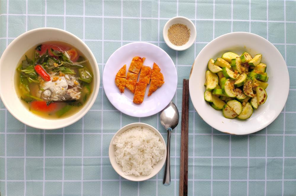 "Kể từ khi là sinh viên đại học, mình tập tành nấu ăn vì mình không thích cảm giác phải chờ đợi ở các hàng quán. Hầu hết các món ăn mình nấu được là nhờ mẹ hướng dẫn, hoặc tham khảo ở internet. Thuở nhỏ, vì ba mình thường xuyên đi làm xa, nên không khí bữa cơm gia đình đối với mình là điều xa xỉ". Mâm cơm của anh nấu thường khá ngẫu hứng và tùy thuộc vào tâm trạng. Tuy nhiên, vì ở Đà Lạt là xứ rau củ quả nên bữa ăn của anh thường phải có rất nhiều rau.