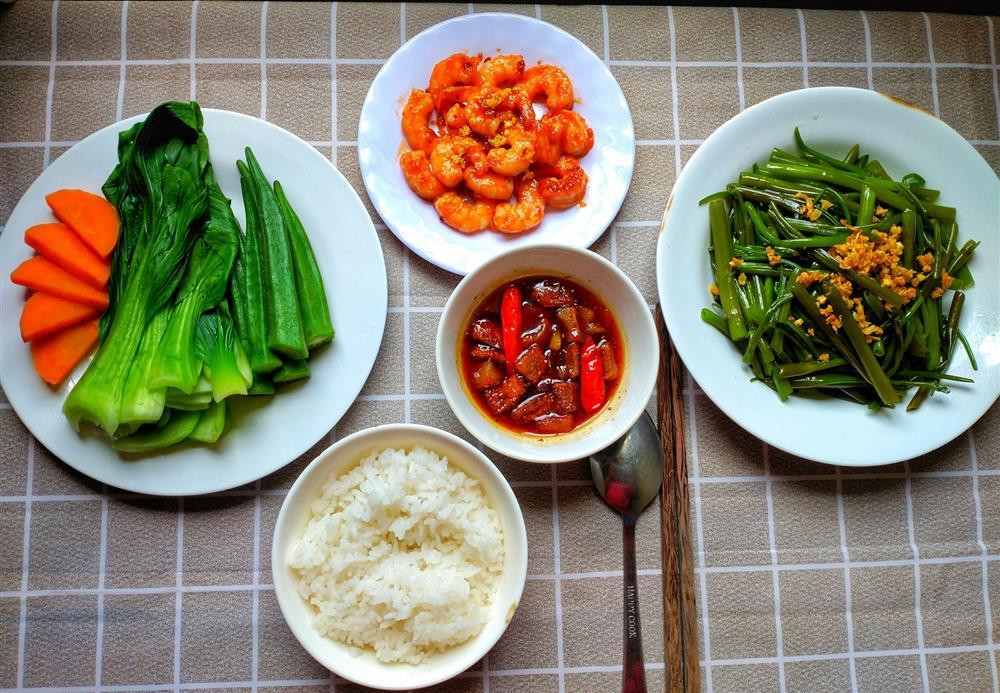 Mỗi mâm cơm Minh cũng luôn cố gắng đảm bảo ít nhất một món mặn, một món rau (xào, luộc, hoặc salad), một món canh.