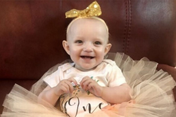 Be gai gan 2 tuoi het sach 100 khoi u khien bac si ngo ngang