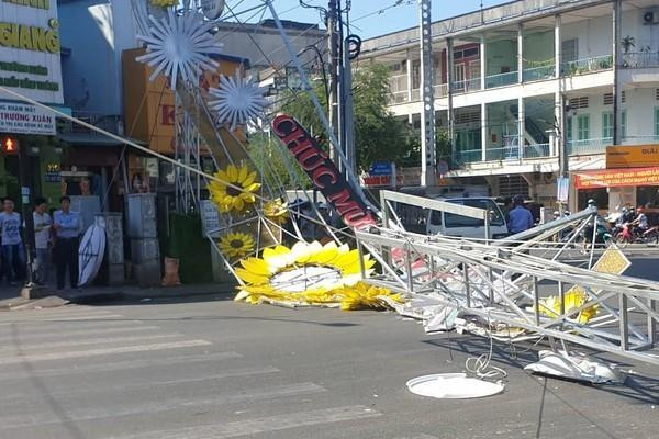 Cổng chào công viên nước Đầm Sen đổ sập, đè người đi đường ảnh 4