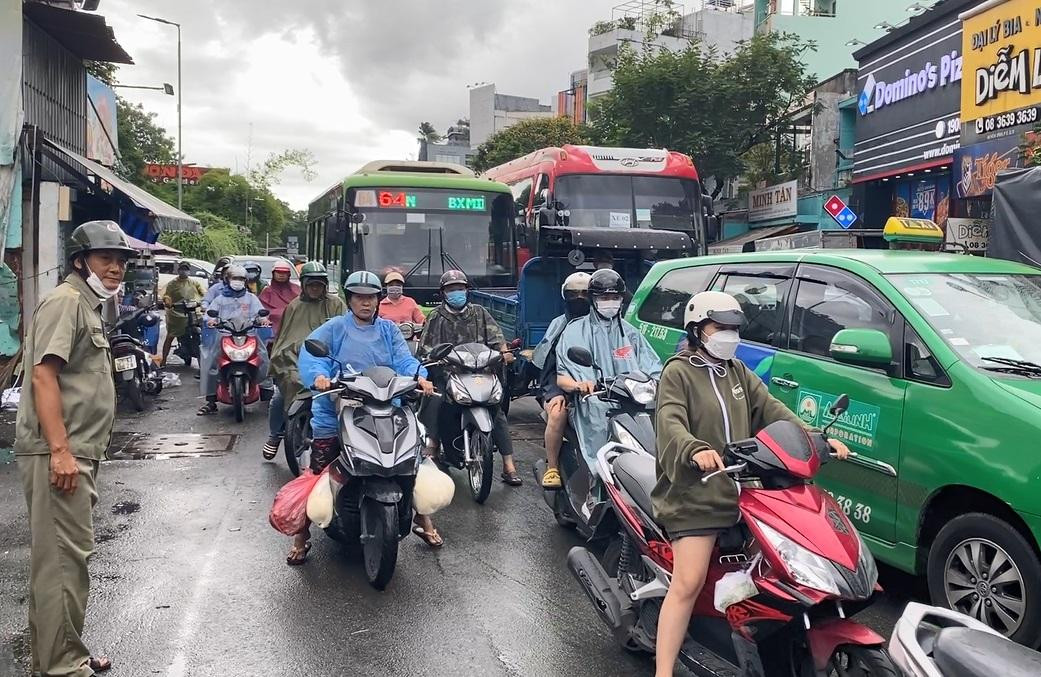 Cong chao cong vien nuoc Dam Sen do sap, de nguoi di duong-Hinh-3