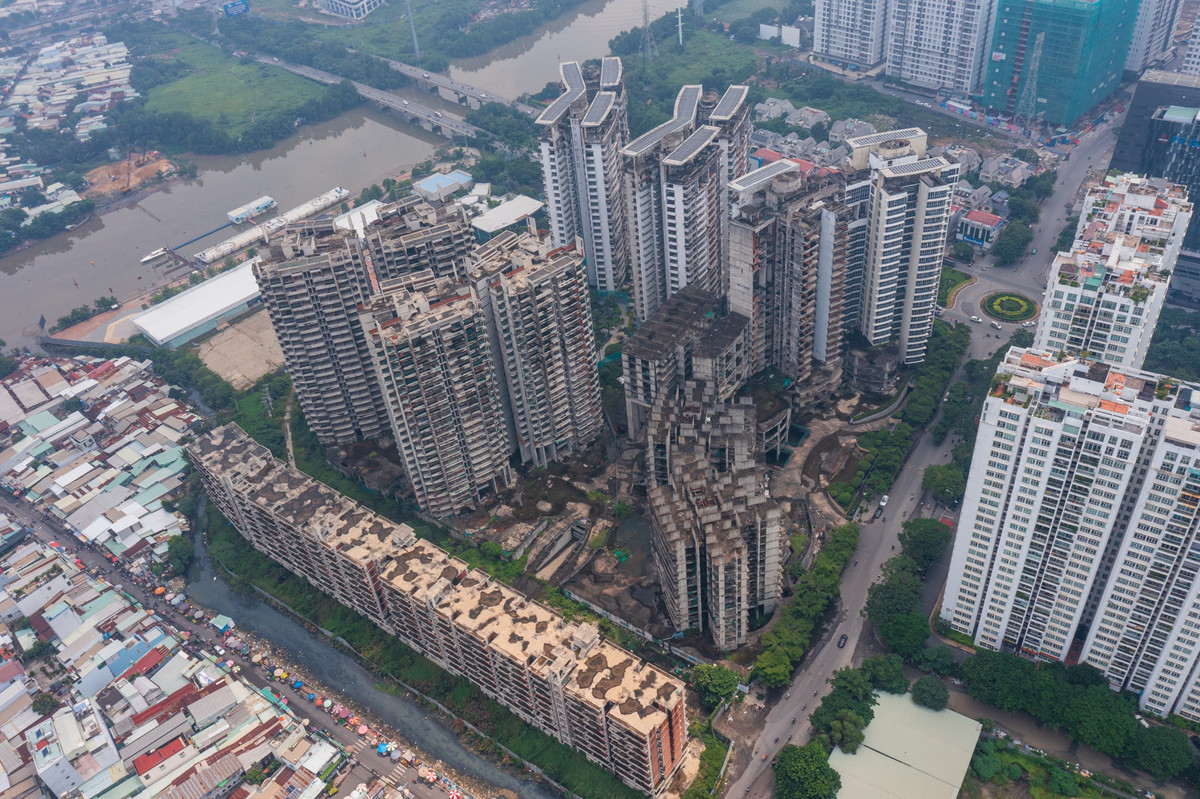 Sau thời gian dài giới đầu tư bất động sản ở TP.HCM đổ xô về khu đông, thị trường khu nam được "hâm nóng" nhờ sự trở lại của Kenton Node (Phước Kiển, Nhà Bè). Siêu dự án 10,8 ha được Novaland mua lại từ Công ty Tài Nguyên hồi đầu năm và đang tái khởi động với tên gọi mới Grand Sentosa.