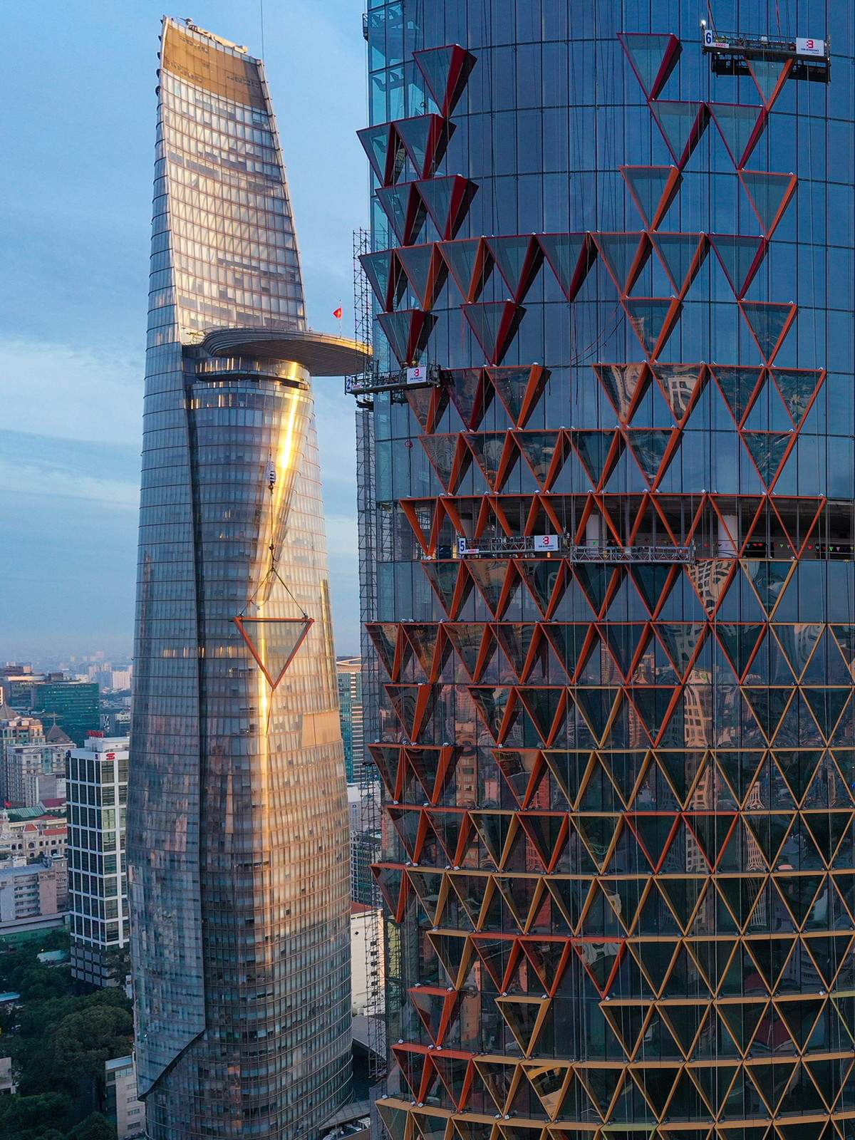 Sau hơn 10 năm nằm trơ trọi "làm xấu bộ mặt thành phố", hiện tại dự án đang được cải tạo phần mặt dựng. Lớp kính cũ đã được tháo xuống, nhường chỗ cho lớp kính mới theo thiết kế tạo hiệu ứng vảy rồng.