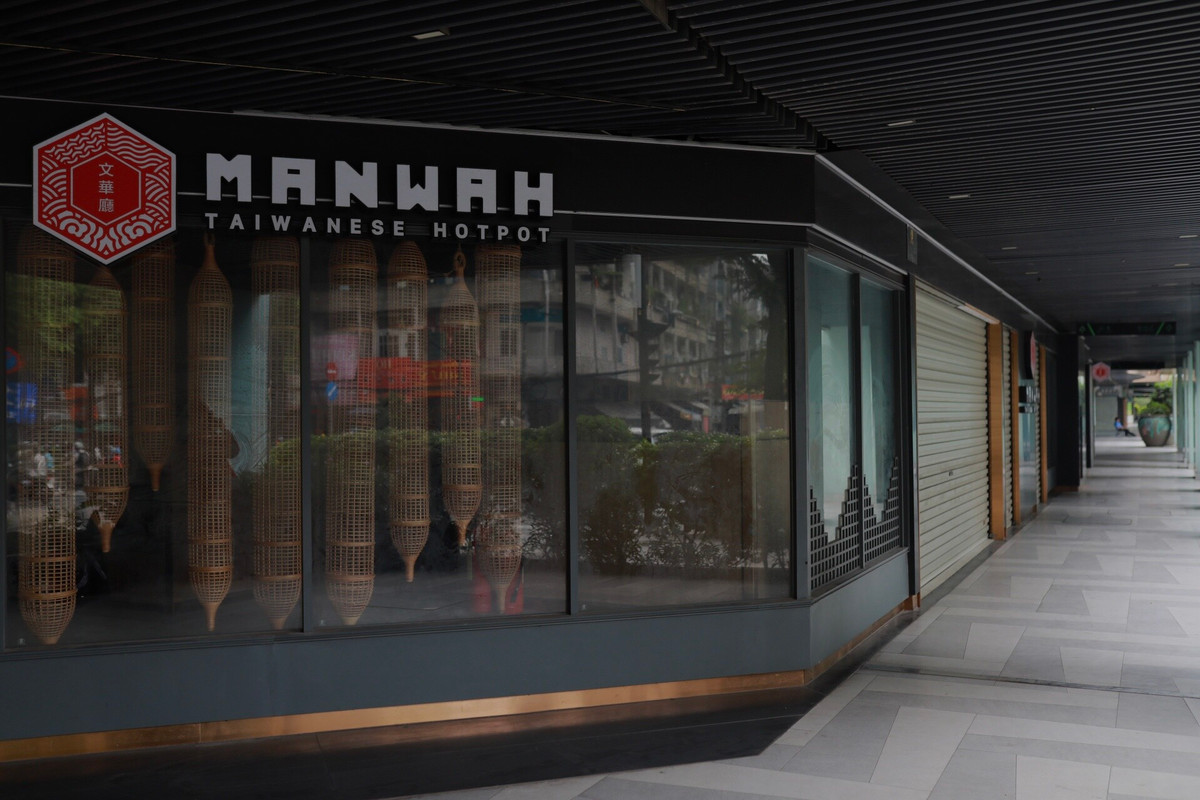 Còn hiện tại, sau 5 năm về tay chủ mới, dự án lận đận này lại tiếp tục vắng bóng người. Các mặt bằng từng là chi nhánh của những chuỗi nhà hàng nổi tiếng cũng đóng cửa từ nhiều tháng trước.