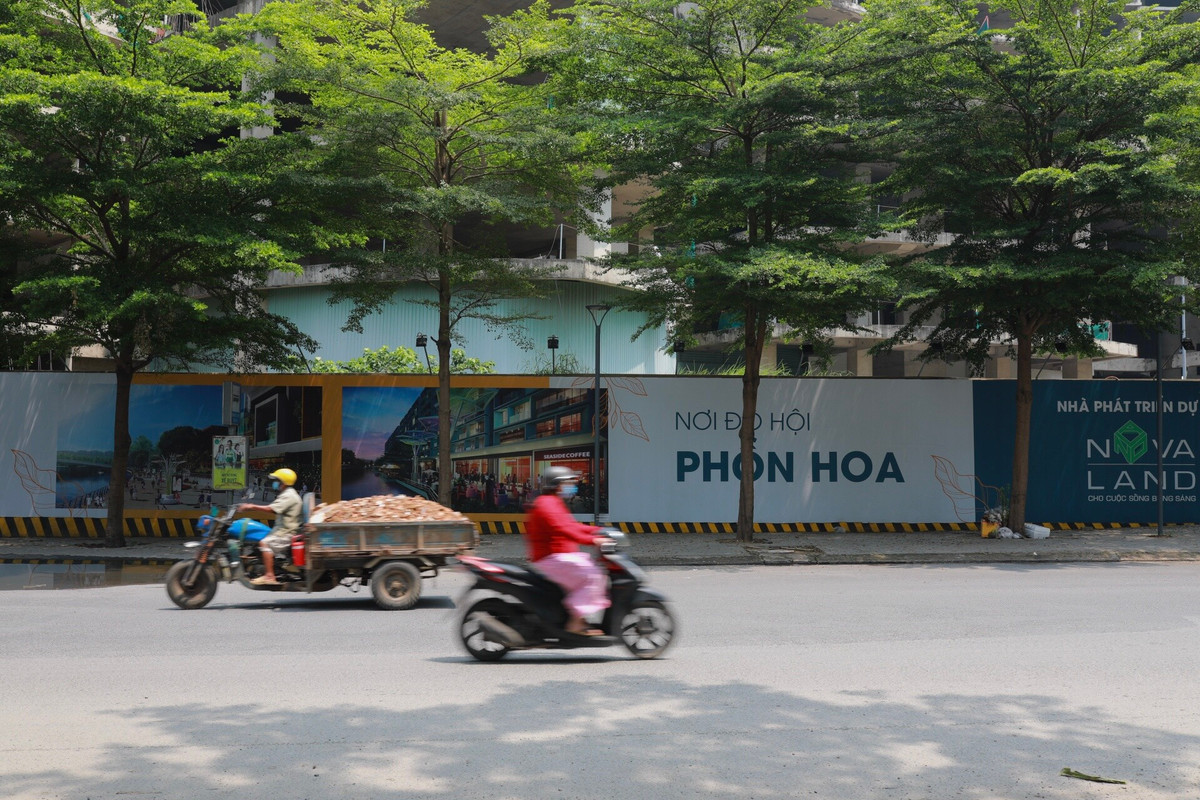 Điều gây sốt hơn cả là mức giá chào bán lên đến 100 triệu đồng/m2 của dự án từng "ngủ đông" suốt thập kỷ này. Về tay ông lớn Novaland, căn hộ diện tích 50 m2 tại đây có giá thấp nhất 4,9 tỷ đồng, còn những căn hộ cao cấp nhất hơn 100 m2 được bán với giá 10-14,3 tỷ đồng. Đây đều là giá chưa bao gồm VAT.