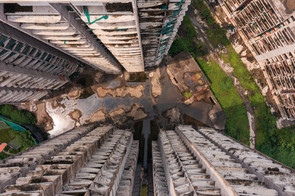 Thực tế, theo ghi nhận của Zing, các mảng tường bên ngoài đã chuyển thành màu đen, hoen ố, mọc đầy rêu. Một số khu vực đọng nước lâu ngày khi thành phố vào mùa mưa. Thậm chí, khu vực tường bao quanh dự án cũng xuất hiện nhiều vết nứt, dấu hiệu xuống cấp nghiêm trọng.