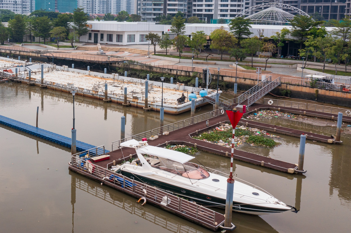 Khu nhạc nước trị giá hàng triệu USD hiện cũng hoang phế, gỉ sét và ngập rác, không có dấu hiệu được dọn dẹp dù đã về tay chủ mới.