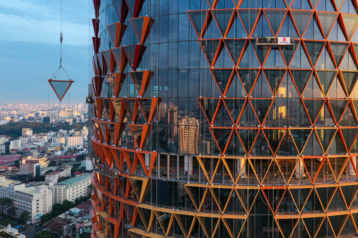 Vị này đồng thời khẳng định hoàn toàn không có bất cứ hoạt động kinh doanh nào đang diễn ra tại thời điểm hiện nay. "Phía chủ đầu tư chưa công bố thông tin chính thức nào về dự án, số lượng căn hộ bán ra thị trường cũng như diện tích căn hộ và giá bán. Do vậy, các thông tin giá 1 tỷ đồng/m2 tại dự án IFC One Saigon là thông tin đồn đoán, không chính xác", ông nói với Zing.