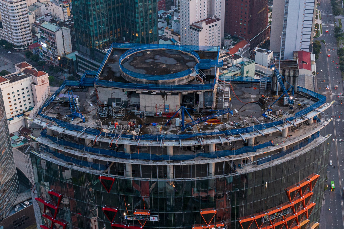 Hiện tại, chủ đầu tư và đơn vị phát triển cũng chưa nói gì thêm về hoạt động cải tạo, nâng cấp tòa cao ốc sau nhiều năm không được ngó ngàng. Trao đổi với Zing, lãnh đạo một doanh nghiệp xây dựng cho rằng về mặt thời gian, ít nhất các dự án như IFC One Saigon hay Grand Sentosa đã mất hơn 10 năm tuổi thọ. Còn về chất lượng thực tế, những phần thô đã được thi công rồi bỏ dở, chưa hoàn thiện, không có lớp ngoài bảo vệ chắc chắn sẽ bị ảnh hưởng kết cấu sau nhiều năm do không khí, nước mưa thâm nhập. "Nhưng tất nhiên, chủ đầu tư vẫn có thể cải tạo, phục hồi. Quan trọng là họ có muốn hay không", vị này nói.