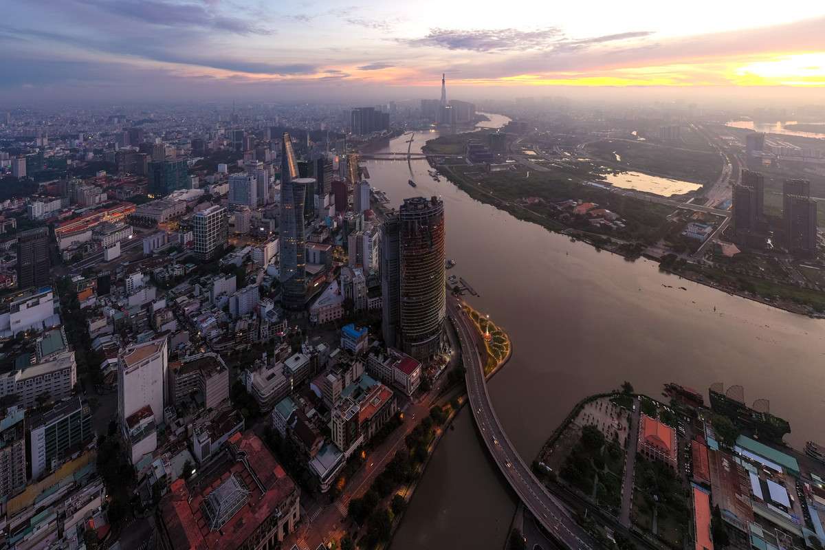 Tương tự là tòa cao ốc IFC One Saigon đình đám do Viva Land phát triển và quản lý. Sở hữu vị trí đắc địa nhất nhì thành phố tại góc đường Hàm Nghi - Tôn Đức Thắng - Võ Văn Kiệt (quận 1), các căn hộ ở đây đang được đồn đoán có giá bán lên đến 1 tỷ đồng/m2.