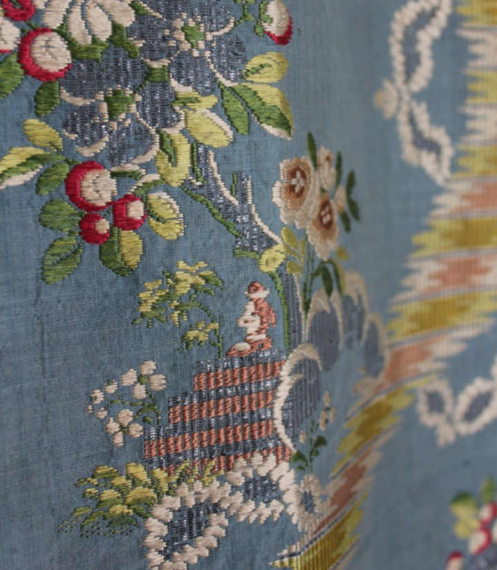 Tiếp đó những bông hoa như cúc, cẩm chướng, hoa hồng được sử dụng để trang trí cho những tấm gấm lụa vào thế kỷ 18. Sau thời Victoria, loài hoa khác thường được miêu tả trên vải là hoa hướng dương. Nó còn xuất hiện trên giấy dán tường, gạch lát.