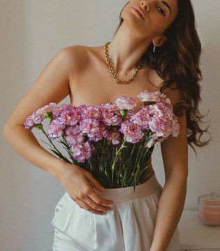 Hiếm có ai chưa từng một lần ngẩn ngơ vì hoa. Nó được xem là biểu tượng của sắc đẹp, đại diện cho phụ nữ và sự xuất hiện của hoa là để tô điểm cho cuộc sống. Không chỉ trồng hoa, cắm hoa, thưởng hoa, người ta còn muốn lưu giữ hoa trên những bộ quần áo.