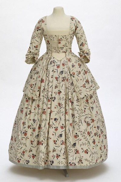 Một loại vải hoa khác mà chúng ta bắt gặp trong lịch sử là Chintz. Kiểu vải này có nhiều khối màu in hoa văn trên nền chất liệu sáng. Nó được du nhập vào châu Âu vào thế kỷ 17. Các thương gia người Anh và Hà Lan đã mang những cuộn vải này từ Ấn Độ về và đem bán.