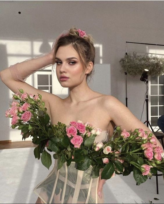 Việc in hoa lên vải được cho là có nguồn gốc từ phương Đông. Những thương nhân phương Đông đã bán lụa in hoa với giá cao. Thời điểm đó, chỉ những người giàu ở châu Âu mới mua được. Thế kỷ 16 ở châu Âu xuất hiện ren hoa dùng để trang trí cho hàng may mặc.