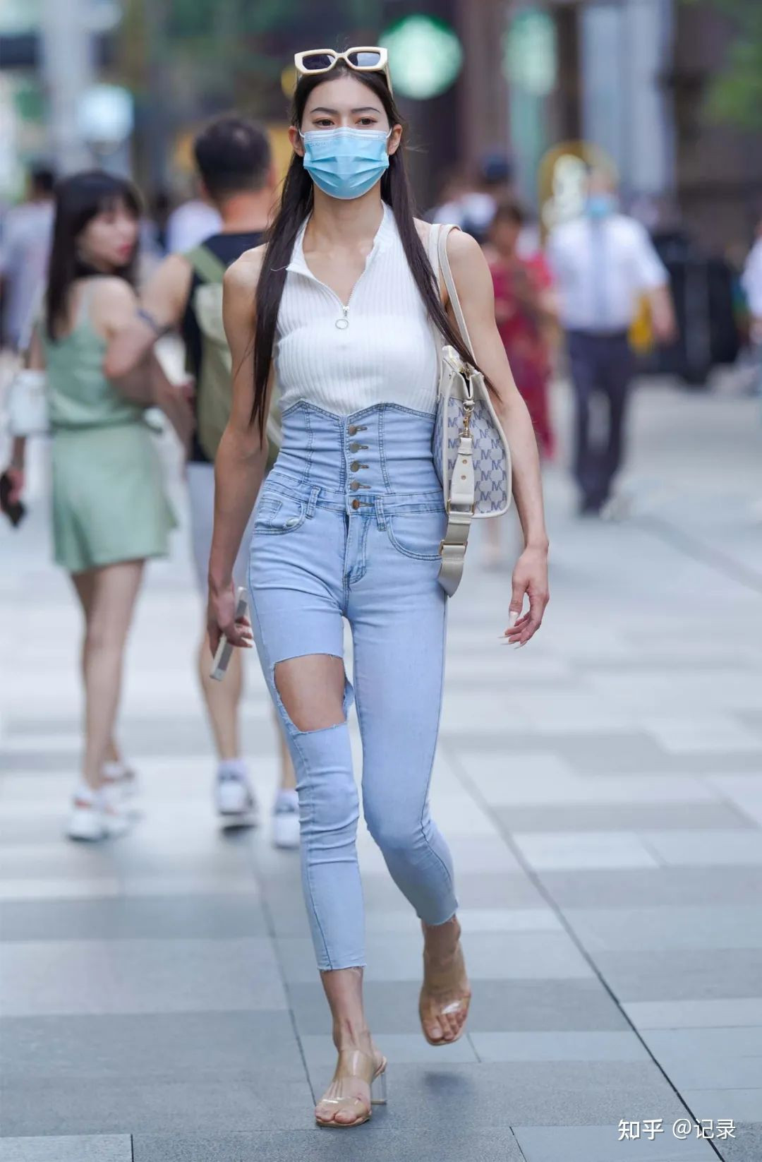 Tất nhiên, khi nhắc đến quần jean, người ta không thể bỏ qua skinny jean. Đúng như tên gọi, kiểu quần này có thiết kế bó sát. Tất nhiên, loại vải của nó sẽ co giãn thay vì cứng như những chiếc quần jean khác. Skinny jean cũng có khả năng kết hợp đa dạng với những item khác tùy phong cách của bạn.