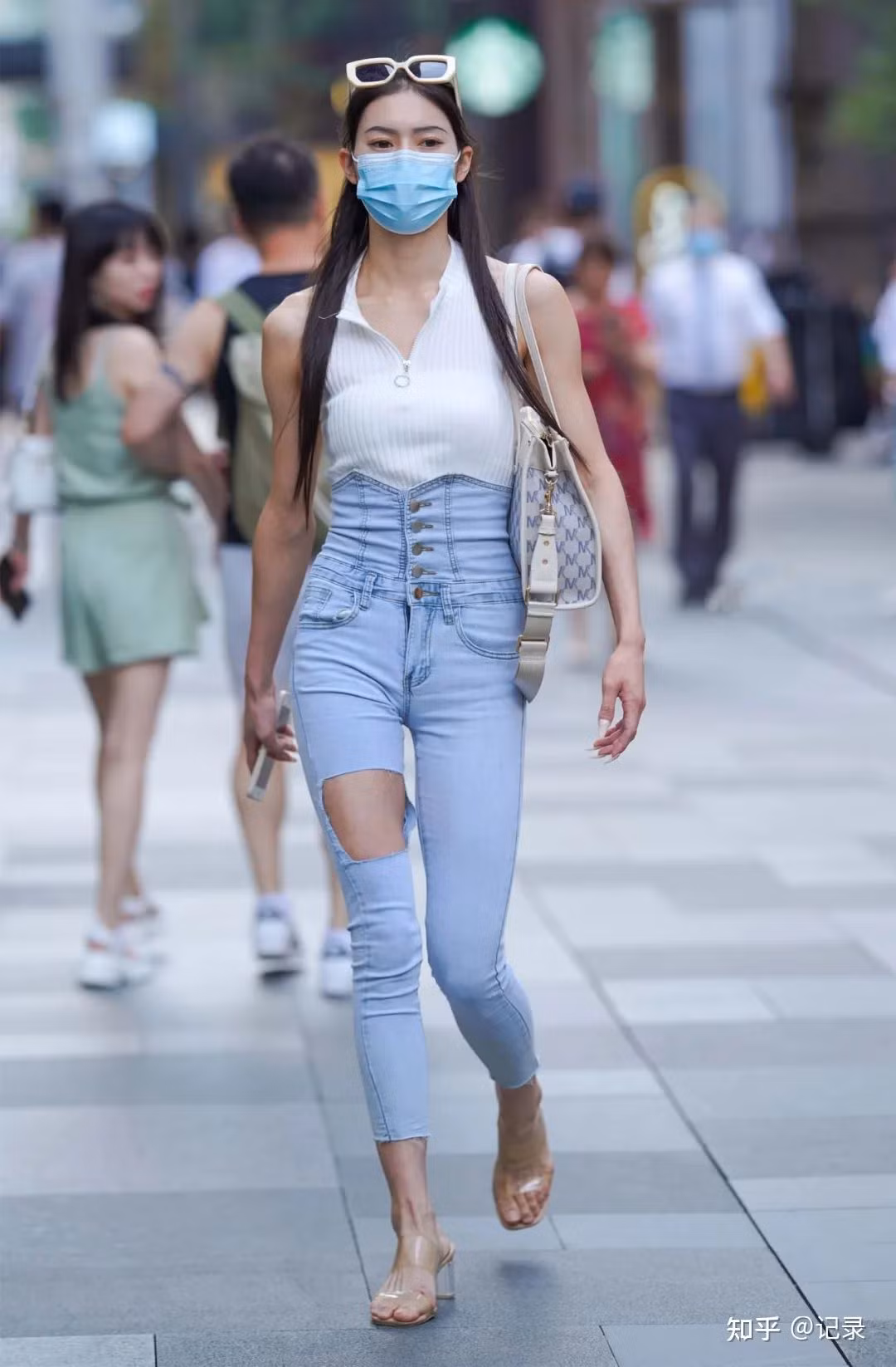 Tất nhiên, khi nhắc đến quần jean, người ta không thể bỏ qua skinny jean. Đúng như tên gọi, kiểu quần này có thiết kế bó sát. Tất nhiên, loại vải của nó sẽ co giãn thay vì cứng như những chiếc quần jean khác. Skinny jean cũng có khả năng kết hợp đa dạng với những item khác tùy phong cách của bạn.