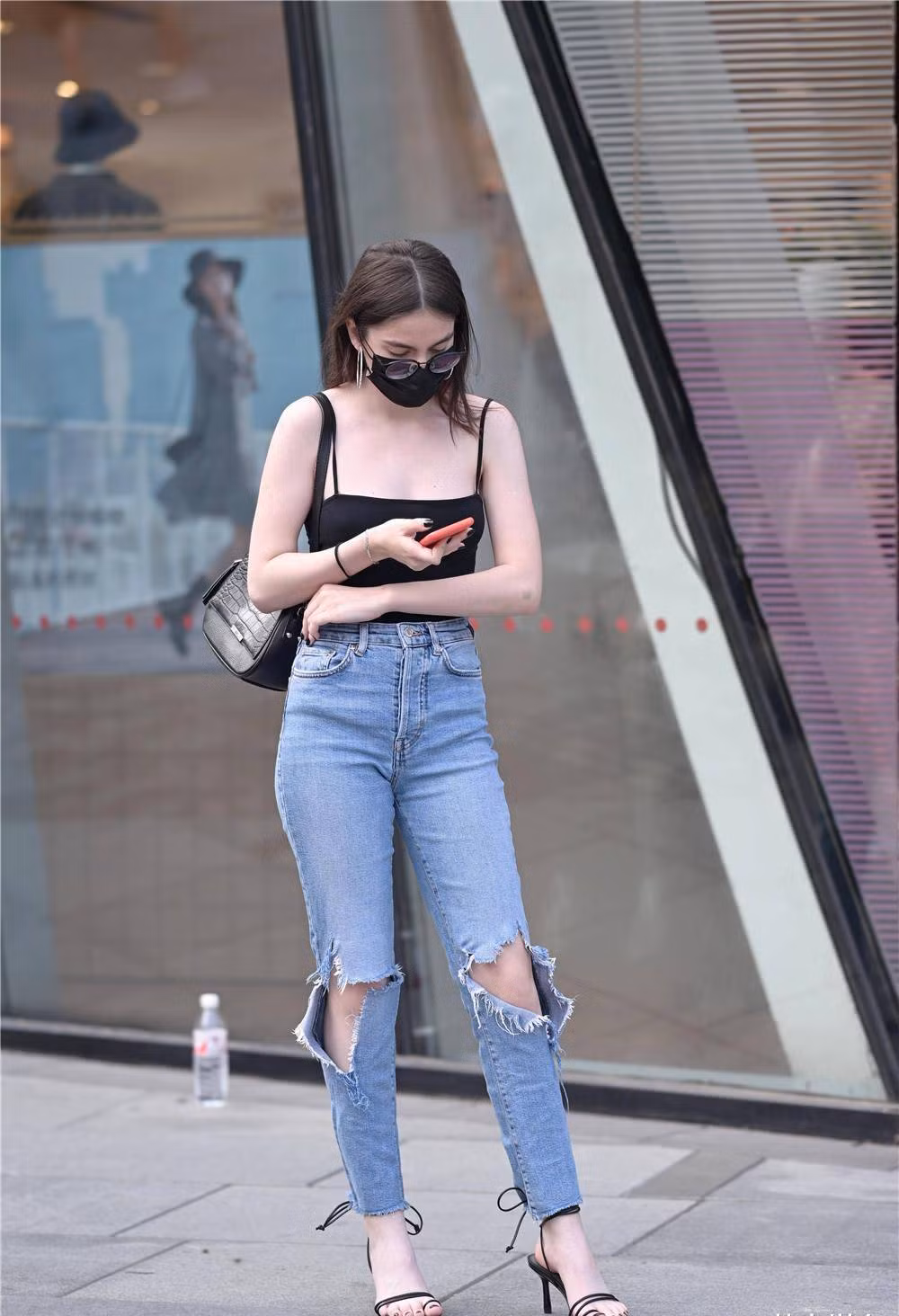 Kiểu quần jean rách đã và đang được nhiều người lăng xê. Nó không chỉ dành cho những chiếc quần ống rộng mà kể cả với quần jean dáng bó cũng có thể thêm những đường cắt và xước vải. Có người cho rằng quần jean rách thiếu thanh lịch nhưng thực tế nếu biết dùng đúng đây sẽ là cách làm mới ấn tượng.