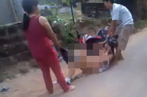 Hình ảnh vụ đánh ghen kinh hoàng xuất hiện trên mạng gây phẫn nộ dư luận (ảnh cắt từ clip).