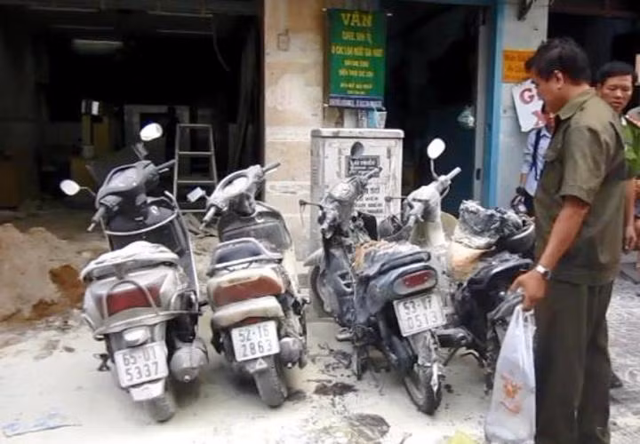 Hiện trường 4 xe máy bị người phụ nữ đổ xăng châm lửa đốt giữa trung tâm TP HCM
