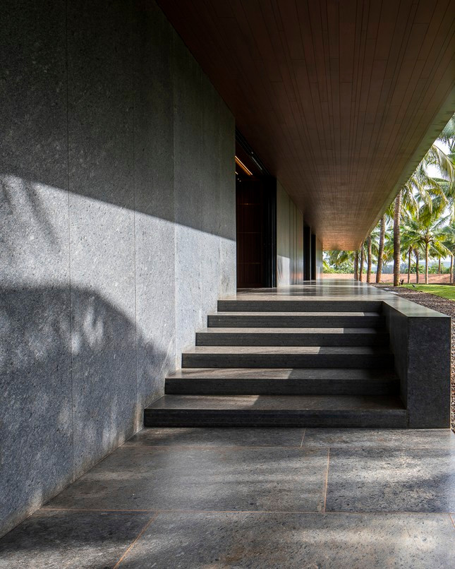 Mái và hiên được thiết kế đua rộng bao trùm lên hành lang như một con đường vòng quanh dãy nhà. Đây là khoảng không gian cho gia chủ dạo chơi, phóng tầm mắt ra rừng dừa phía trước.