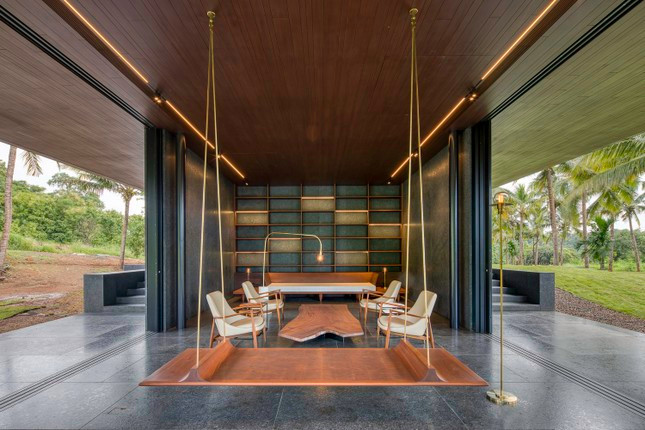 Thiết kế nội thất đơn giản, hiện đại với chất liệu chủ đạo là gỗ và kim loại nổi bật trên nền đá xám đậm của sàn và tường.