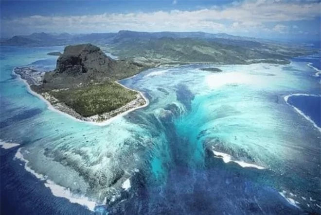 Thac nuoc ky la nhat tren the gioi, o duoi day bien