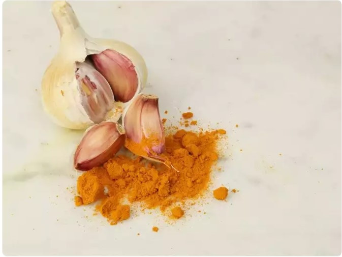 Tỏi và nghệ: Cả tỏi và nghệ đều có đặc tính chống viêm và chống xơ vữa động mạch, giúp ngăn ngừa cũng như đảo ngược tình trạng tắc nghẽn động mạch bằng cách tăng cường sức khỏe tim mạch và cải thiện lưu thông máu một cách tự nhiên. Những loại gia vị này có thể được thêm vào súp, món hầm, trà hoặc salad.