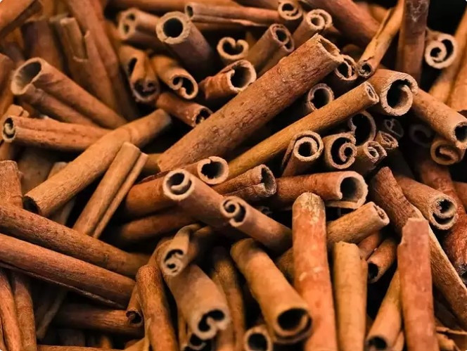 Quế: Quế có thể giúp giảm huyết áp và giảm mức cholesterol. Điều này là do đặc tính chống oxy hóa và chống viêm của quế giúp giảm tắc nghẽn động mạch.