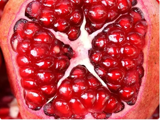 Lựu: Uống nước ép lựu hoặc ăn lựu cũng giúp tăng cường sức khỏe tim mạch. Điều này là do đặc tính chống oxy hóa phong phú từ loại trái cây này có tác dụng cải thiện chức năng động mạch và giảm sự tích tụ mảng bám, giúp đảo ngược tình trạng tắc nghẽn động mạch.