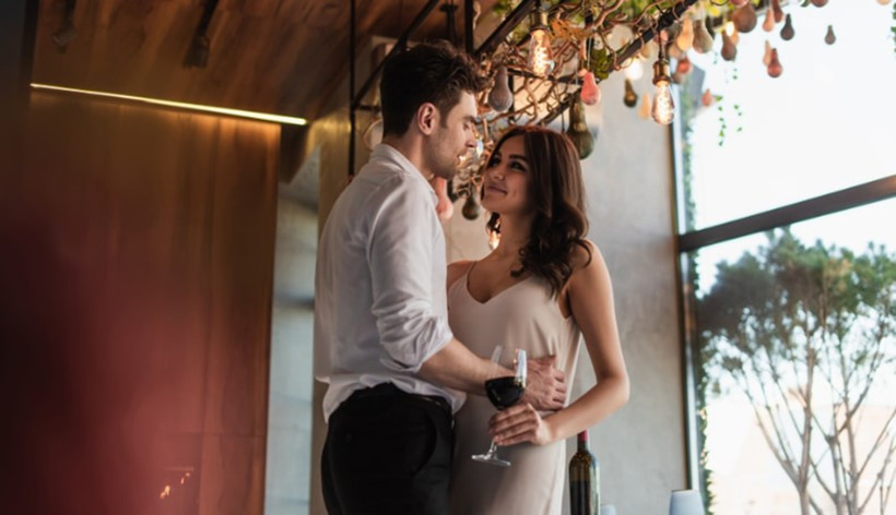 Dan ong nghi gi khi thay phu nu mac trang phuc goi cam?