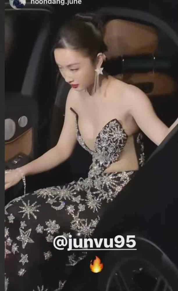 Song cũng chính vì trang phục quá gợi cảm nên trong nhiều khoảnh khắc, chiếc váy "phản chủ" cứ bị tuột giữa sự kiện khiến người đẹp phải lấy tay vịn cũng như che chắn đủ đường. Nhiều fan theo đó hài hước để lại bình luận, tại sao chọn đồ gợi cảm đến thế để giờ phải vất vả xử lý tình huống.