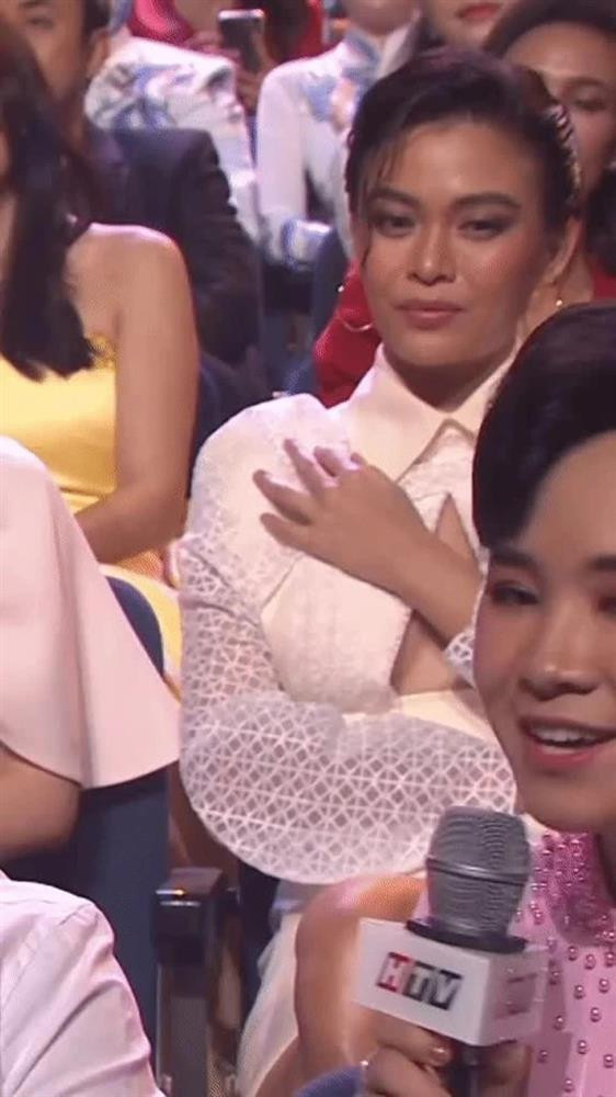 ột trường hợp khác có thể kể đến là Mâu Thủy. Người đẹp liên tục dùng tay vịn áo để không bị phản cảm trước ống kính truyền hình.