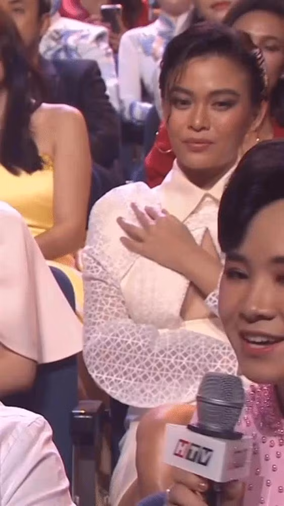 Một trường hợp khác có thể kể đến là Mâu Thủy. Người đẹp liên tục dùng tay vịn áo để không bị phản cảm trước ống kính truyền hình.