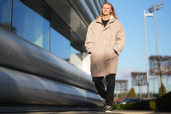 Haaland gay bat ngo khi lam nguoi mau anh-Hinh-2