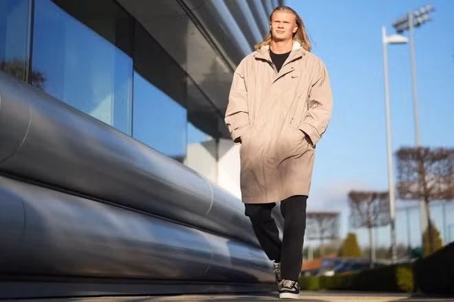 Haaland gay bat ngo khi lam nguoi mau anh-Hinh-2