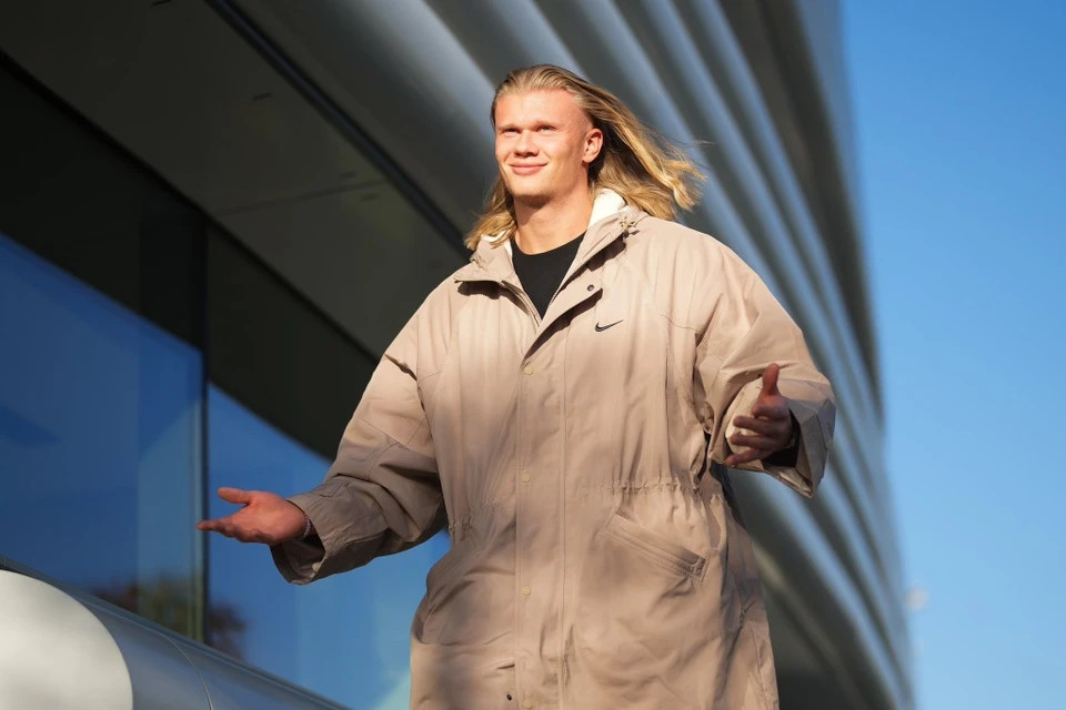 Haaland gay bat ngo khi lam nguoi mau anh