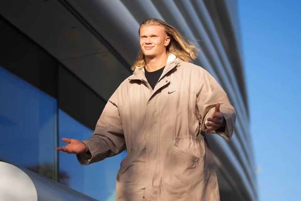 Haaland gay bat ngo khi lam nguoi mau anh