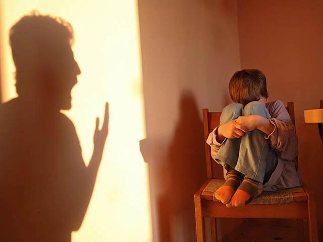 Cha buc xuc vi con trai bi giao vien che gieu gu lung