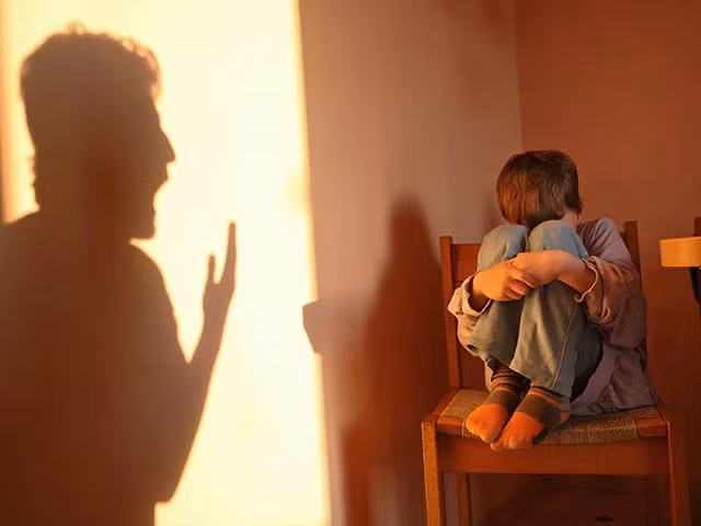 Cha buc xuc vi con trai bi giao vien che gieu gu lung