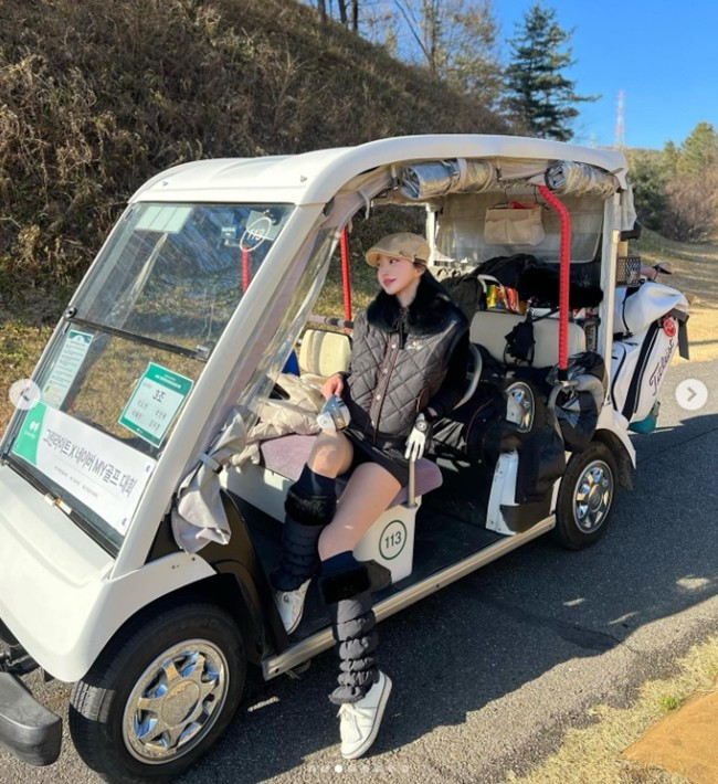 Áo khoác chần trám cổ điển rất được lòng hot girl sinh năm 1993, giúp tạo ra vẻ ngoài sang trọng, kiêu kỳ.