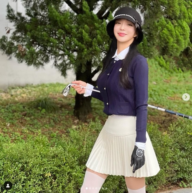 Cùng tham khảo những outfit đáng tiền giúp Choi In Hye tỏa sáng trên sân golf: Áo cardigan kết hợp cùng áo blouse bên trong và chân váy xếp ly ngắn là outfit được Choi In Hye thường xuyên ứng dụng, mang lại sự trẻ trung, năng động nhưng không kém phần thanh lịch, nền nã.