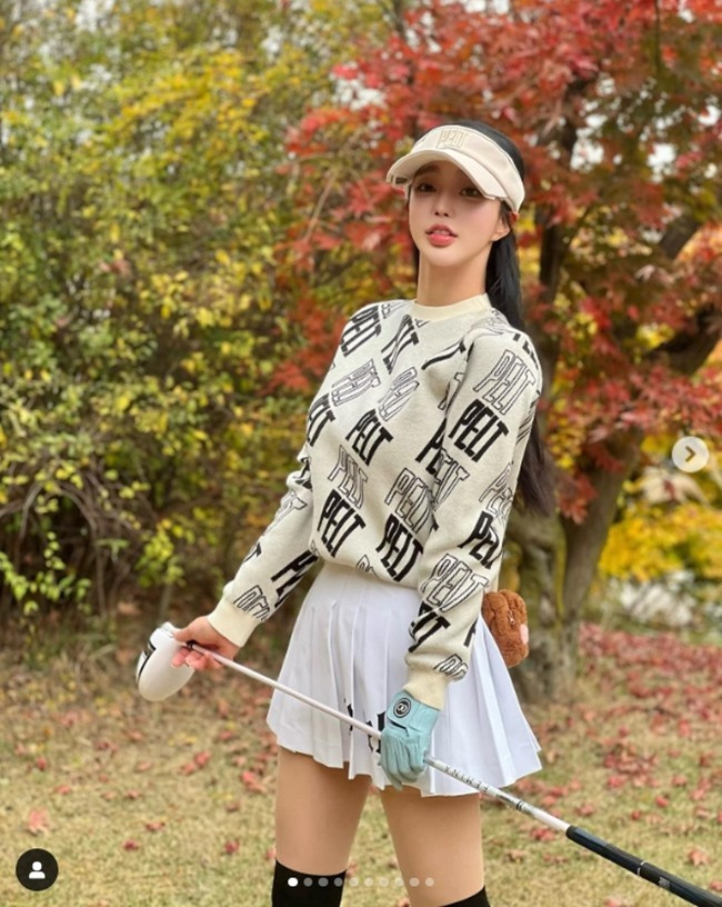 Khi thời tiết ấm áp, người đẹp chỉ mix đơn giản áo len ngắn tay hoặc áo nỉ cổ tròn với chân váy mini cũng đủ khiến bao ánh mắt đổ dồn.